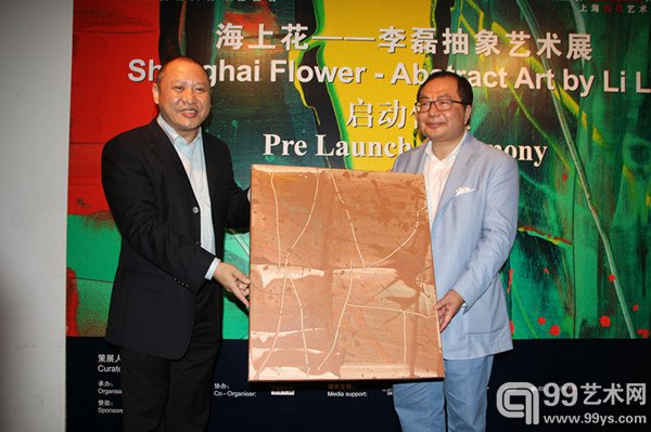 李磊向亚太交流与合作基金会执行副主席肖武男先生捐赠作品《秋之歌》