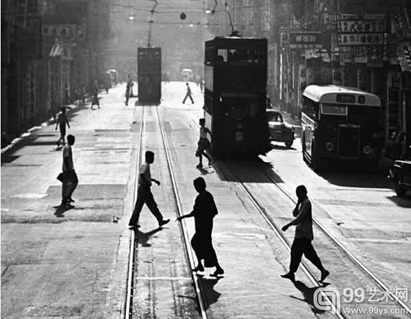 何藩(Fan Ho)摄影作品《过街的人群》（1957）