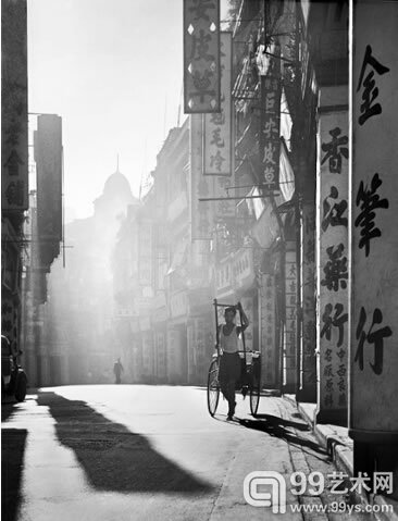 何藩(Fan Ho)摄影作品《一天的工作结束了》（1957）