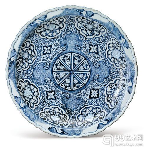 元 青花如意印花缠枝牡丹纹菱口盘 419.7万美元 纽约苏富比