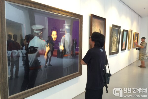 展览现场，观众正在欣赏陈承卫油画作品《大民国》