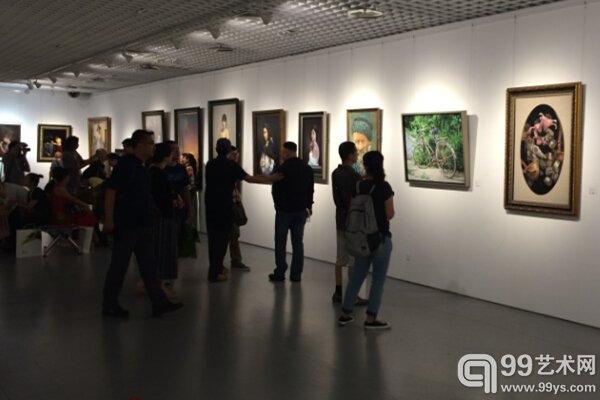 展览现场人山人海，热闹非凡