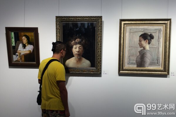 展览现场，观众正在欣赏展览作品