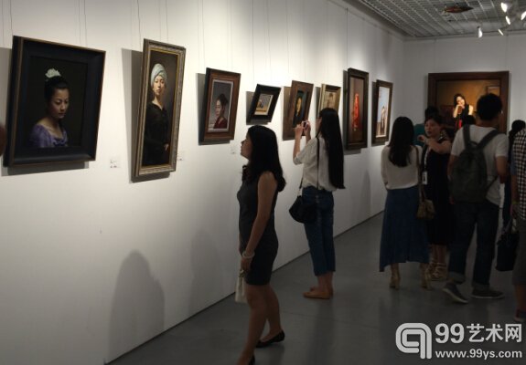 展览现场，观众正在欣赏展览作品