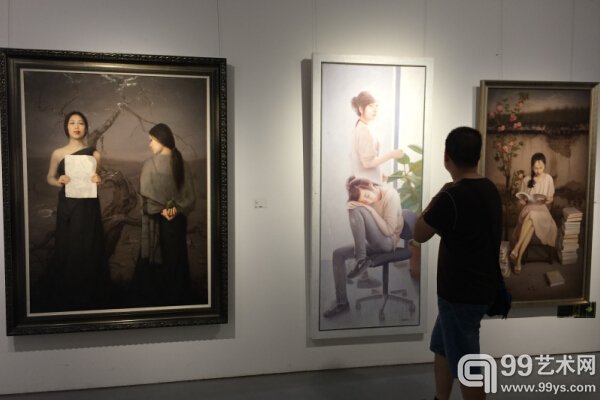 展览现场，观众正在欣赏展览作品