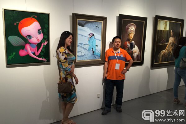 展览现场，观众与参展艺术家合影