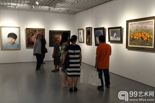 展览现场，观众正在欣赏展览作品