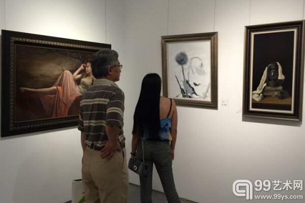 展览现场，观众正在欣赏展览作品