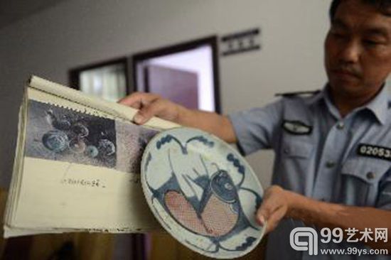 8月20日，贵州省台江县警方向记者展示扣押物品，与2001年警方拍摄的原始卷宗照片作对比。