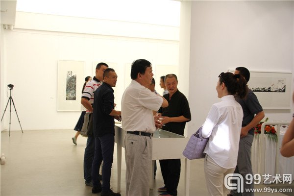 活动现场艺术家及观众在交流