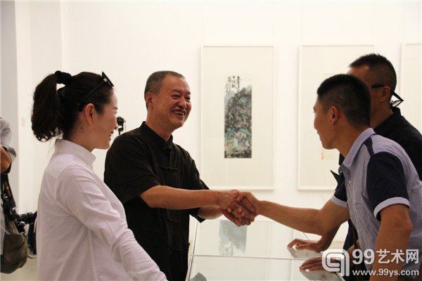 活动现场艺术家在与观众交流