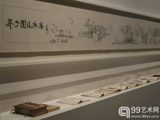 名为《背后的故事》的装置作品，正与《开幕式》一尾一头遥相呼应(前者是徐冰今年的新作，后者则是 1998 年的作品)