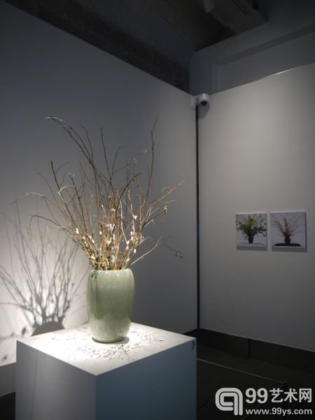 　这件名为《开幕式》的作品，寓意显而易见：从桑蚕到丝绸（以及几乎与之相伴始终的陶瓷）到衣食住行，几千年来是中国一条活生生的产业链，以及更重要的生活方式之长河；然而如今这种生活和生产的方式已被切断，变成花瓶中仅供观瞻的文物或艺术品