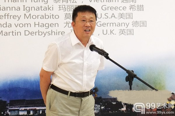 炎黄艺术馆馆长崔晓东在开幕式上致辞