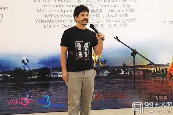 本次展览策展人、艺术家李戈在开幕式上致辞