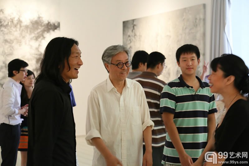 著名批评家高名潞在展览现场