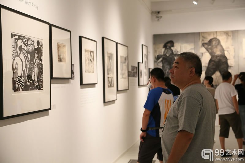 著名批评家宋永平在展览现场