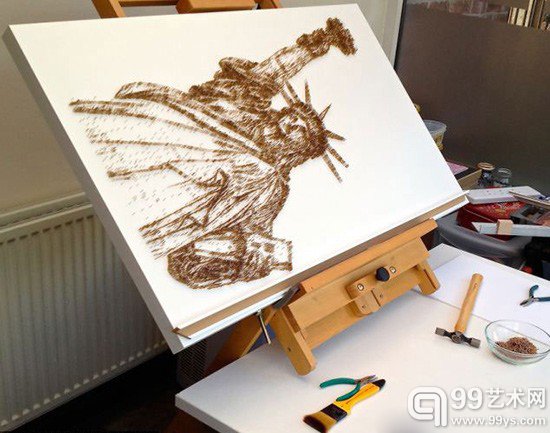 英艺术家用3万枚钉子制作名人肖像
