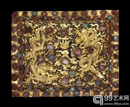 镂空金嵌宝石双龙追珠纹枕端 明宣德（公元1426-35） 长18公分 大英博物馆藏：1949,1213.1