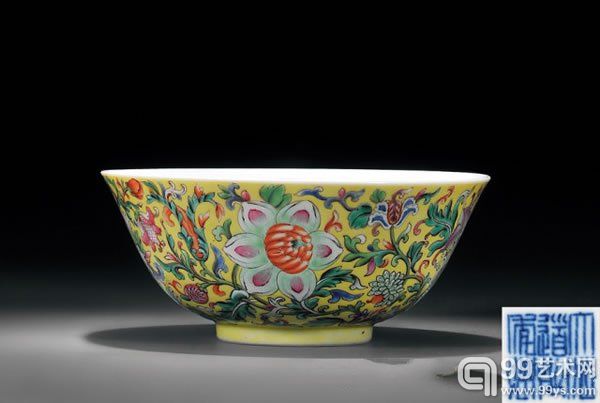 清道光内矾红五蝠纹外黄地洋彩缠枝花卉纹碗直径14.9cm