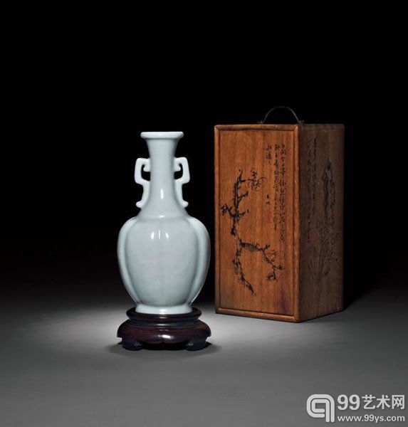 清乾隆仿汝釉云耳瓜棱瓶高19.5cm“乾隆年制”款、带座、带日本包装