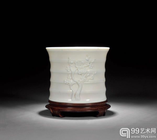 清康熙德化窑贴花花卉纹竹节笔筒直径14.2cm“大明成化年制”款、带座