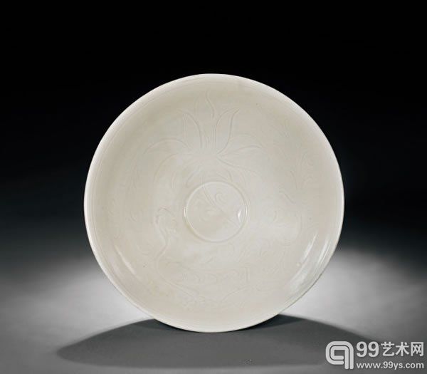 定窑白釉刻莲花纹大碗直径22.1cm来源：中国嘉德2004年2月15日拍卖会第1968号