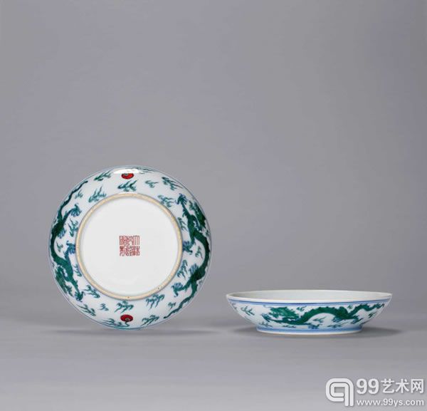 清乾隆白地外绿彩赶珠云龙纹内矾红五福纹盘一对D:16.2cm×2RMB:650,000-700,000