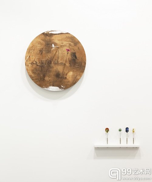 发现地外生命，2013，软木板，UV打印，飞镖针，镖翼 ，尺寸可变