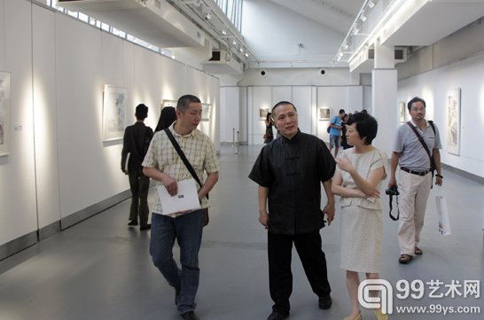 嘉宾观看展览