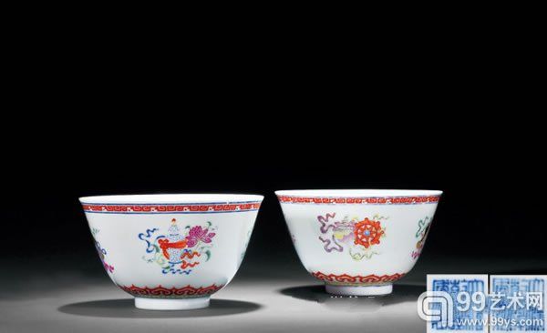 清乾隆 粉彩八宝纹杯一对直径 10.8 cm