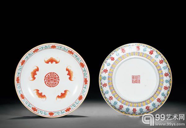 清嘉庆 粉彩内五蝠捧寿图外喜字盘一对直径 16.8 cm