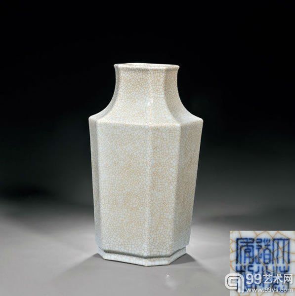 清乾隆 蓝釉胆瓶高 32.5 cm