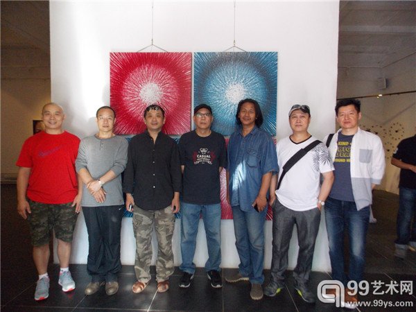 艺术家现场合影-左起王世杰（和画廊经理）、马一鹰（策展人）、沈敬东、何群（导演）、台双垣、朱发东、张晓东