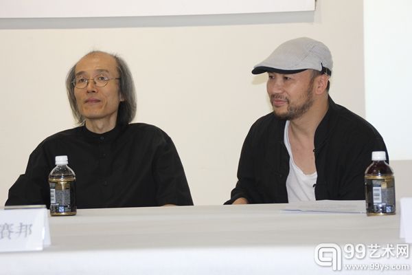 右起：视平线艺术创始人吴从容、艺术家何塞邦