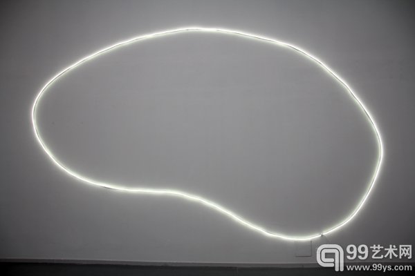 展厅尽头的纯白色霓虹灯线圈