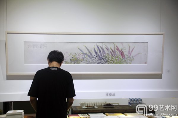 活动现场观众在观看作品
