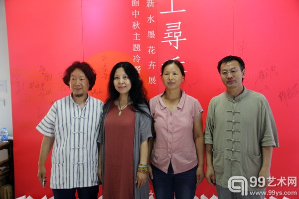 活动现场艺术家宋秦晋（左二）与好友合影留念