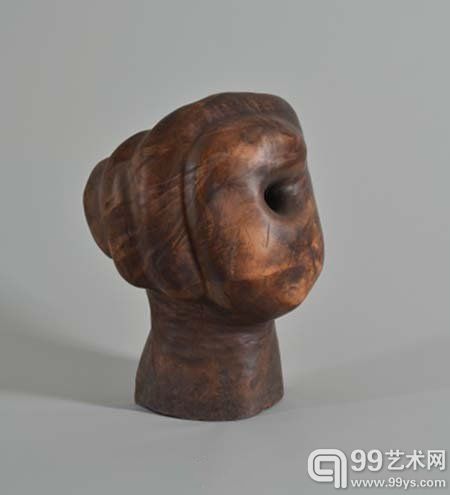 王克平《拳》1980年作桦木雕塑30 x 23 x 43 cm.