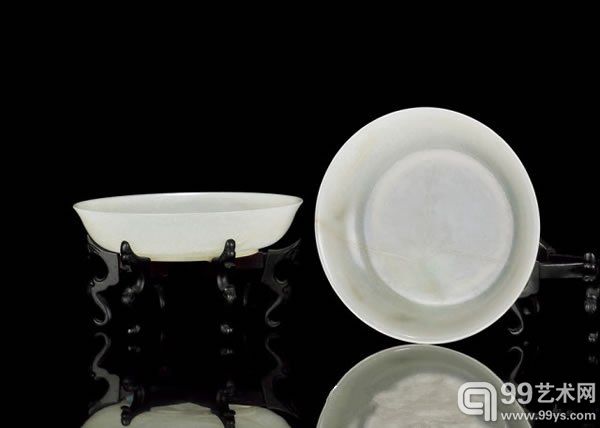 清乾隆 白玉梅花纹盘一对直径 14.7 cm