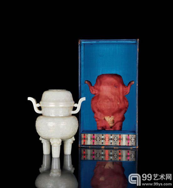 清 白玉兽面纹朝冠耳炉高 21.5 cm“慎德堂制”款、带旧包装