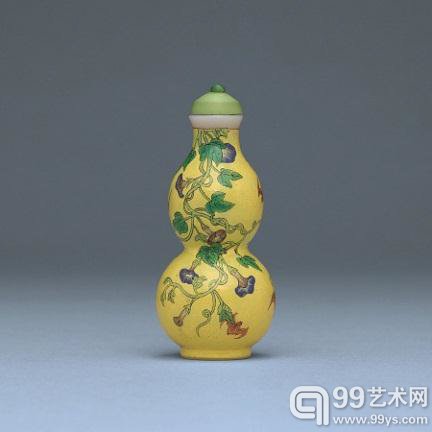 清乾隆 御制玻璃胎黄地珐琅彩福寿绵长图葫芦形鼻烟壶 蓝料《乾隆年制》楷书款 估价：4,000,000 至 5,000,000 港元