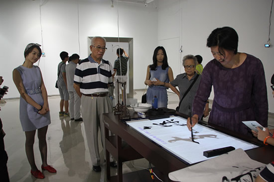 展览嘉宾廖文女士现场书写