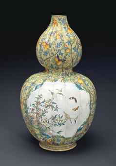 清乾隆 铜胎画珐琅开光花鸟图葫芦万代瓜棱瓶美元80,000-120,000