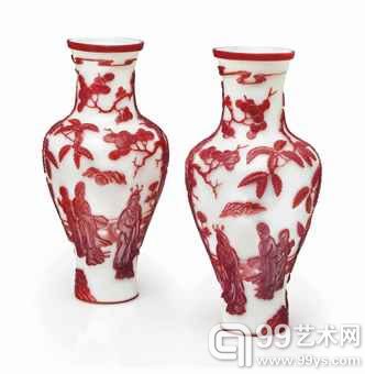 晚清 白地套红料庭园人物图瓶一对美元12,000-18,000