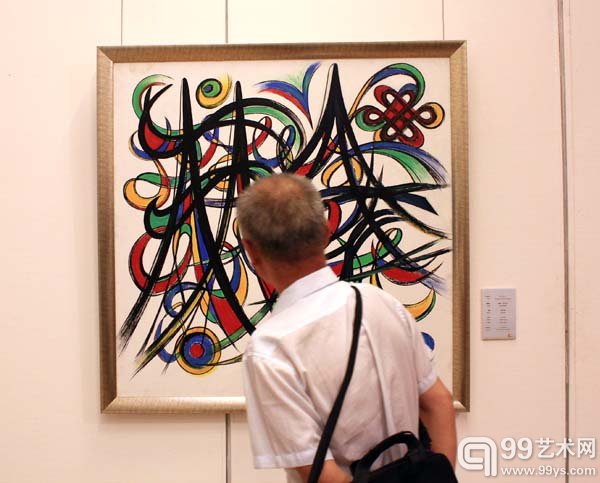 国内观众在专心观看作品