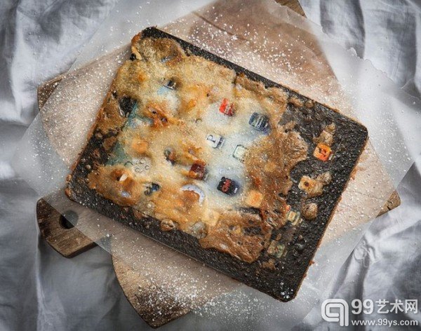 摄影艺术家哈格雷佛斯为了讽刺人们淘汰电子产品的速度如同吃快餐般“来去匆匆”,拍出了一系列“油炸电子产品快餐照”。在哈格雷佛斯拍摄的照片中,“iPhone”、“iPad”、“Macbook”等电子产品被高温沸油炸得外焦里嫩,仿佛刚出炉的快餐。但实际上他用的是泡沫塑料制成的模型,看起来却跟实物没什么两样。如果拿真的iPhone去油炸会怎么样?有网友实测后将视频上传网络,下了油锅的iPhone被炸30秒后依然没坏,屏幕还显示请冷却降温后使用,让围观民众吃惊不小。