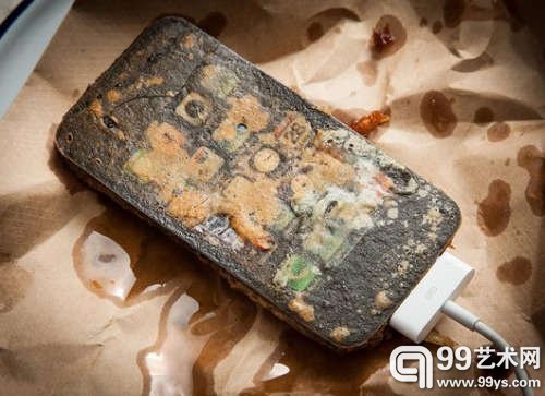 摄影艺术家哈格雷佛斯为了讽刺人们淘汰电子产品的速度如同吃快餐般“来去匆匆”,拍出了一系列“油炸电子产品快餐照”。在哈格雷佛斯拍摄的照片中,“iPhone”、“iPad”、“Macbook”等电子产品被高温沸油炸得外焦里嫩,仿佛刚出炉的快餐。但实际上他用的是泡沫塑料制成的模型,看起来却跟实物没什么两样。如果拿真的iPhone去油炸会怎么样?有网友实测后将视频上传网络,下了油锅的iPhone被炸30秒后依然没坏,屏幕还显示请冷却降温后使用,让围观民众吃惊不小。