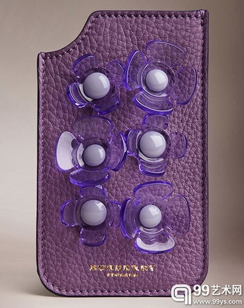 博柏利(Burberry)和苹果的合作非常“深度”,除了走秀采用iPhone 5s来拍摄之外, Burberry Prorsum 2014春夏系列,也为iPhone 5/5s设计很多同款的手机保护套,身穿开司米新装的模特儿手握iPhone走过花瓣般的秀场,手中的各色手机壳当然最引人注目!