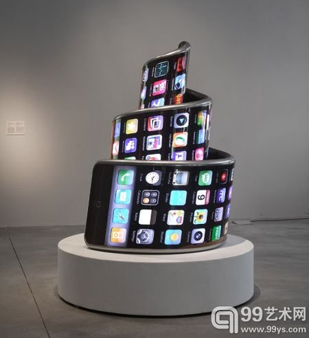 艺术家Aristarkh Chernyshew则做了一个塔形的“苹果”雕塑,这个雕塑曾出现在Frieze艺博会上,但被视为是当年Frieze最差劲的作品。有艺术评论人说:“这个闪闪发光,洋洋自得的作品看起来真的很讨人嫌”。这件作品的名字叫“3-G 全球”。
